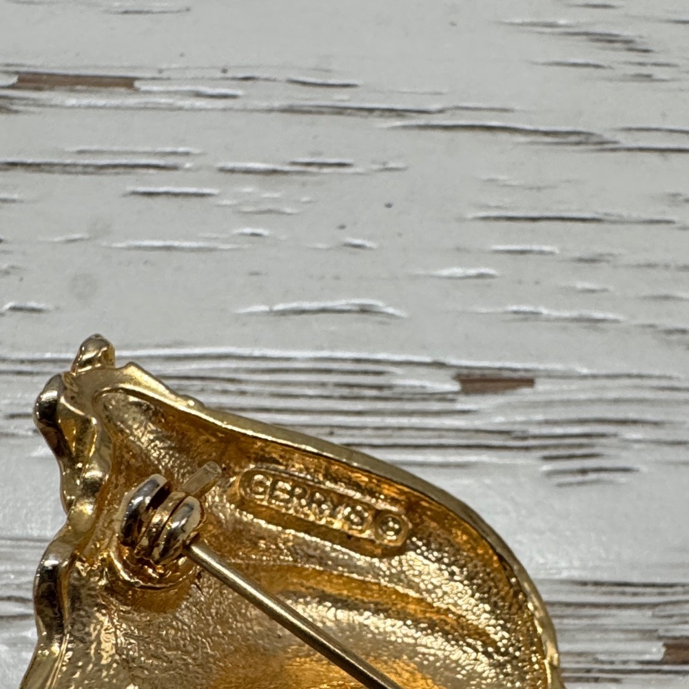 Golden Angelic Brooch - Picture 8 of 8